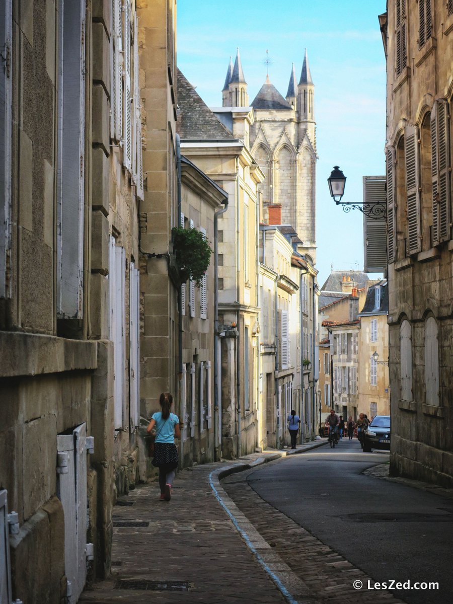 les_zed's tweet photo. On nomme aussi #Poitiers "La ville aux 100 clochers" : on les a pas compté mais on a vu un bel échantillon. #vienne86 https://t.co/EtFqsWQvE6