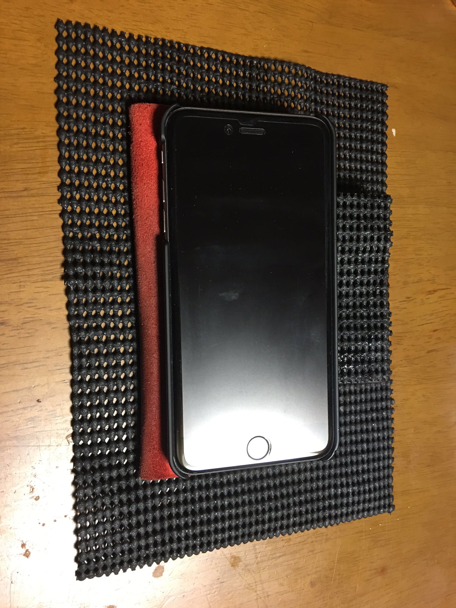 ミリアンペアｐ スマホ音ゲー用固定グッズを自作してみた 100均のスマホスタンドを畳んで滑り止めシートをカットして瞬間接着剤で貼り付けた 元々のスタンドの下部分を外している T Co Fxkbcgyymo Twitter
