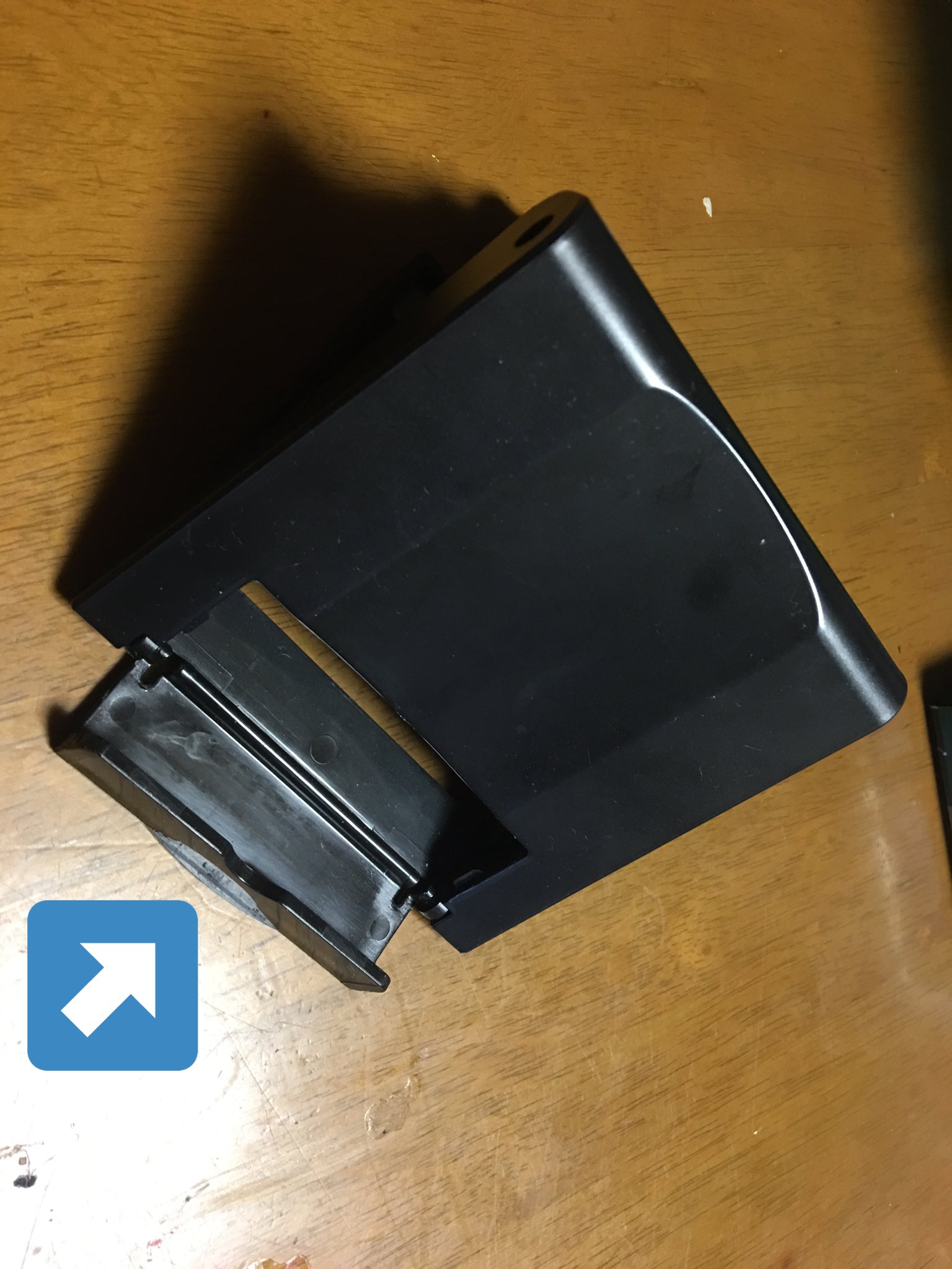 ミリアンペアp スマホ音ゲー用固定グッズを自作してみた 100均のスマホスタンドを畳んで滑り止めシートをカットして瞬間接着剤で貼り付けた 元々のスタンドの下部分を外している ミリアンペアp スマホ音ゲー用固定グッズを自作してみた 100均のスマホスタンドを畳んで滑り止めシートをカットして瞬間接着剤で貼り付けた 元々のスタンドの下部分を外している