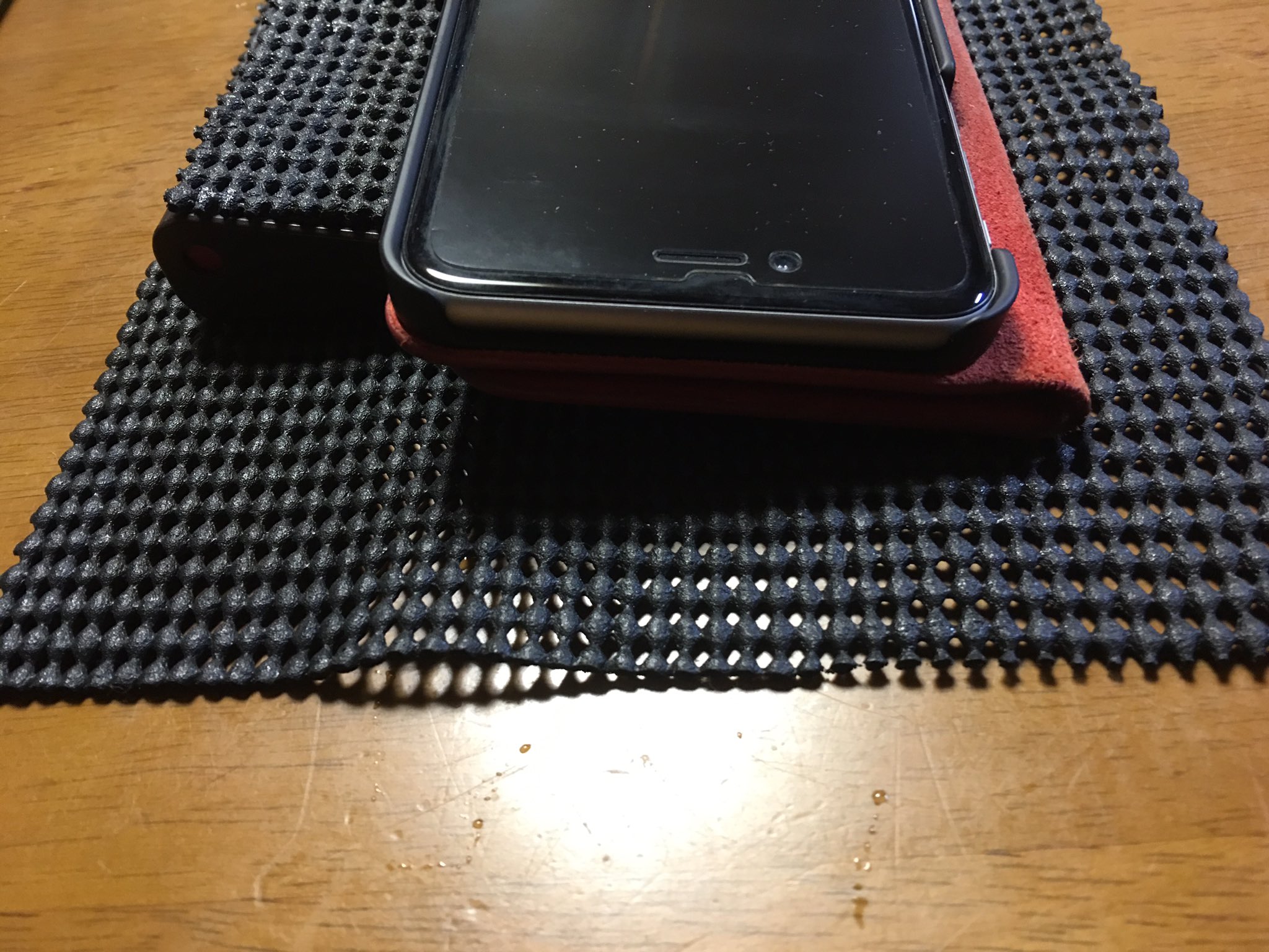 ミリアンペアp スマホ音ゲー用固定グッズを自作してみた 100均のスマホスタンドを畳んで滑り止めシートをカットして瞬間接着剤で貼り付けた 元々のスタンドの下部分を外している ミリアンペアp スマホ音ゲー用固定グッズを自作してみた 100均のスマホスタンドを畳んで滑り止めシートをカットして瞬間接着剤で貼り付けた 元々のスタンドの下部分を外している