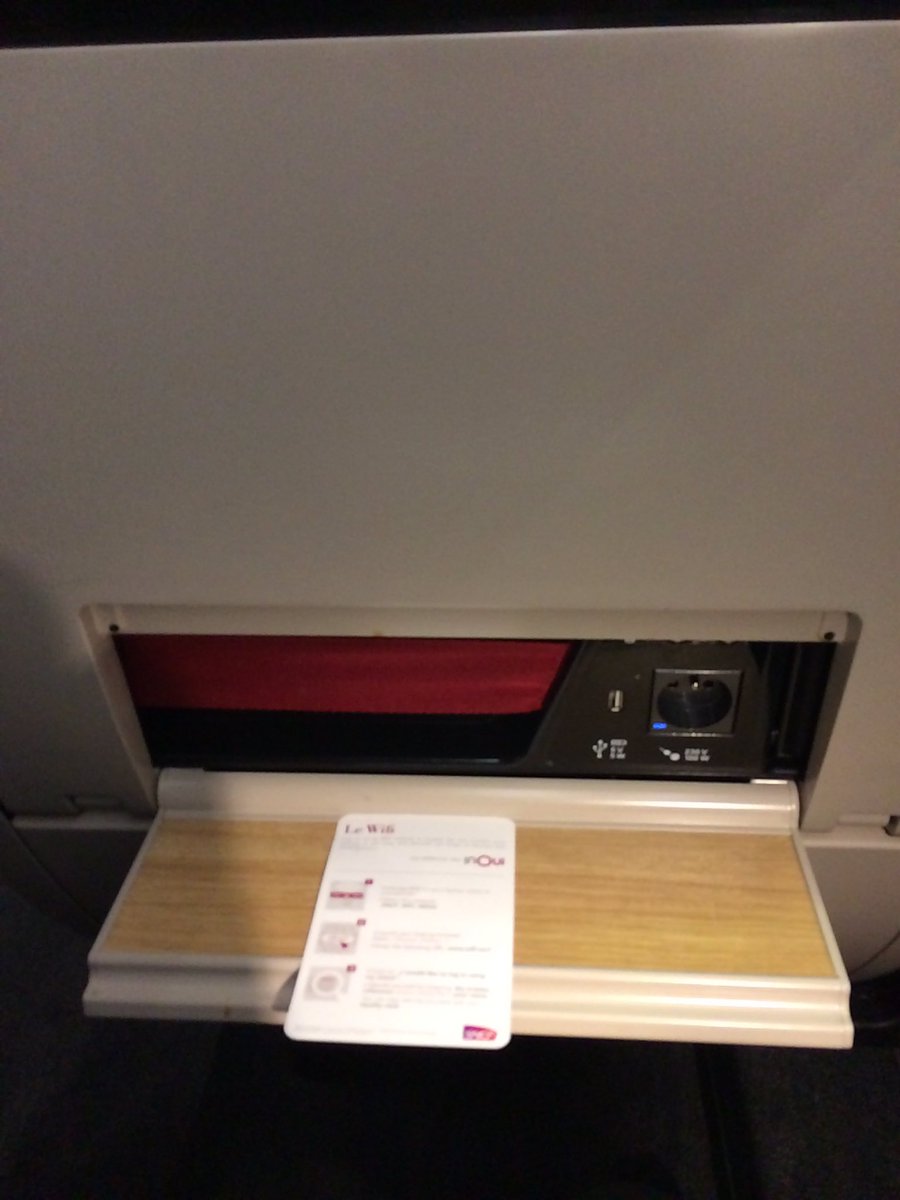 marie_dufresnay's tweet photo. Premier voyage en #TGVinOUI. Ça se fête ! Je dis #OUI à Paris-Bordeaux en 2h04 ! 😍 @GwenCazenave @ibascou https://t.co/qshI4QDACO