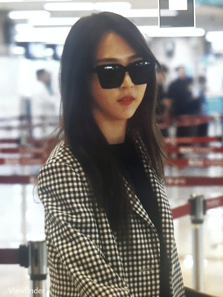 VIEWfinder_MMM's tweet photo. 171021 출국 #마마무 #문별 프리뷰
문이사님 출장 가십니다🛫 https://t.co/MPsNI3NS7j