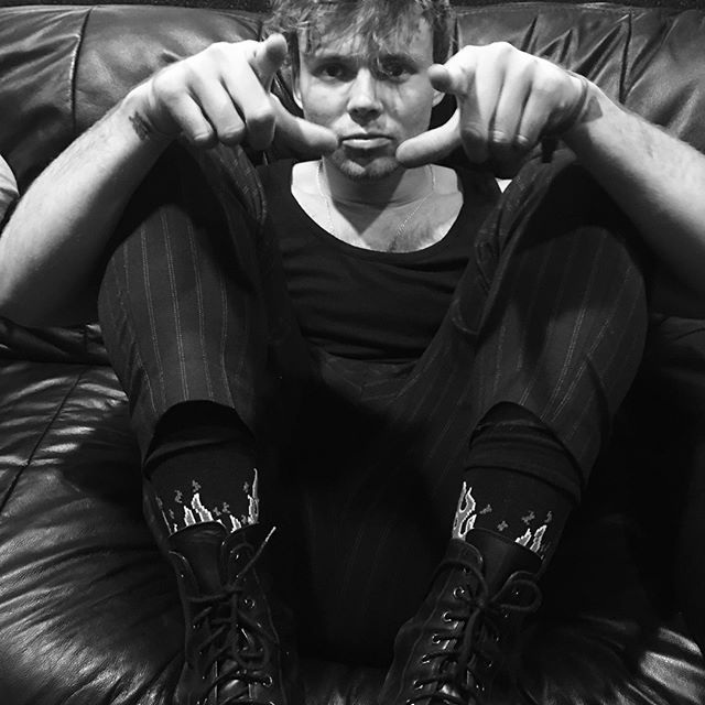 We'll never be as young as we are now
It's time to leave this old black and white town
Let's seize the day