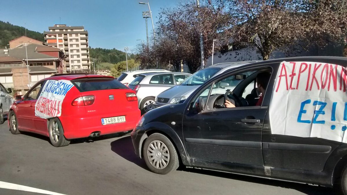 langileak's tweet photo. Atzoko kotxe karabana + poteo aldarrikatzaileko irudi batzuk.

Los imagenes de la coche caravana+poteo reindicativo.

HITZARNEN DUINA ORAIN! https://t.co/DlDmWmQkje
