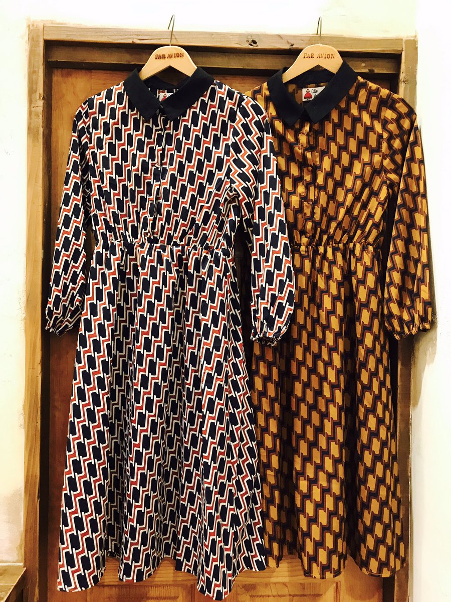 Paravion 越谷店 新作入荷 衿付き幾何学柄ワンピース Nvy Cml 5 400 Tax 幾何学柄 に衿が付いた可愛いワンピース ベレー帽やローファーと合わせてレトロな学生風にしてみては