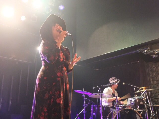 noriokick's tweet photo. 三番手は北九州出身で東京で活動中の櫻- sakura-ちゃん!小倉で対バンしてすぐ意気投合!まだ仲良しペーペーなのに最高の仲間♪ドラムのJITTAくんもお好み焼き食べれてよかったねw櫻ちゃんは『enter』を。
#櫻
#Loop_jam
#simploop https://t.co/IhWnxx1OaP