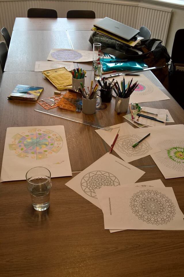 FindingBoris's tweet photo. #ArtandMinds Social Group creating mandalas earlier this week. Join us Wednesday mornings at Wellspring House #RadcliffeRocks https://t.co/BXXYjjwkjk