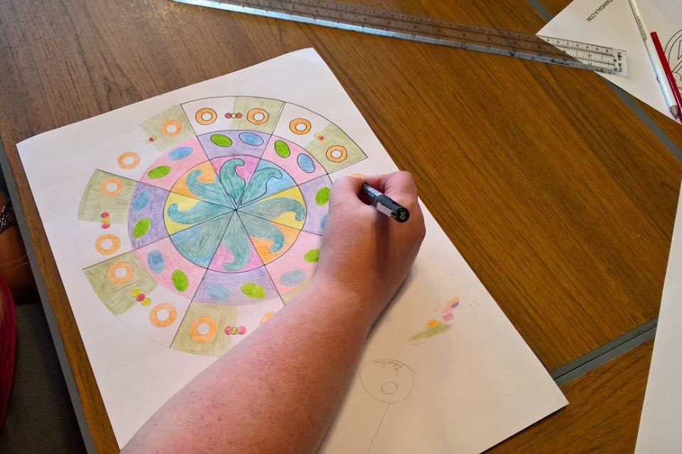 FindingBoris's tweet photo. #ArtandMinds Social Group creating mandalas earlier this week. Join us Wednesday mornings at Wellspring House #RadcliffeRocks https://t.co/BXXYjjwkjk