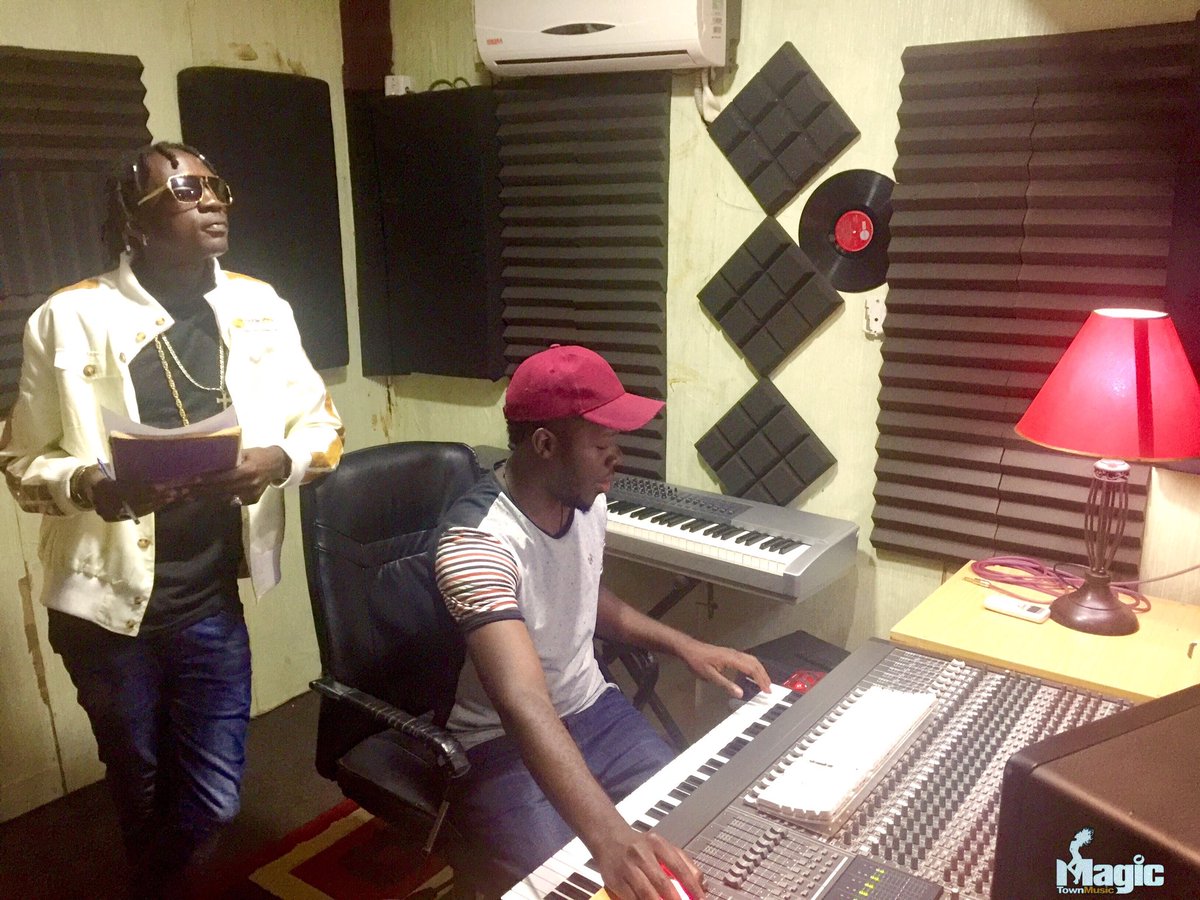 ZizaBafanaUg's tweet photo. Work first ... Leisure next!! 
#Audio1Records 🔥🔥

    #Batutunze🙆🏾‍♂️
Magic Town Music https://t.co/IkfAMIPHTc