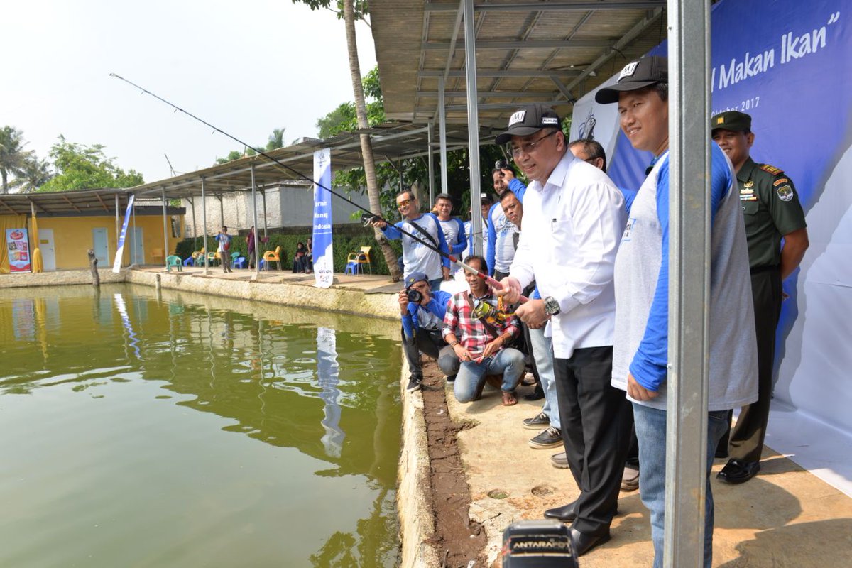 kemendespdt's tweet photo. Mendes PDTT @EkoSandjojo mancing bersama forum wartawan dan korporasi yg diselenggarakan Jurnalis Mancing Indonesia (JMI) 21/10 https://t.co/WgbrYN34od