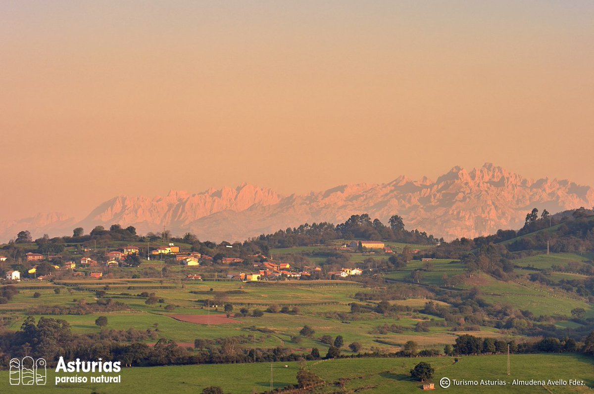 TurismoAsturias's tweet photo. Hoy visita de @CasaReal para entregar el Premio Pueblo Ejemplar de Asturias 2017 a Poreñu https://t.co/86vXpCO3iG #PremiosPrincesadeAsturias https://t.co/2TGN4OckK3