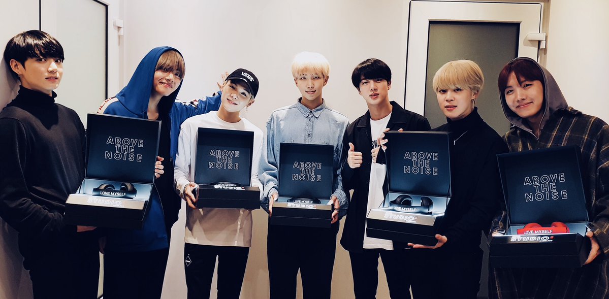 B_angtan_BTS's tweet photo. Yoongi looks so small 😳 #1of1 https://t.co/ZpMohxz8lp