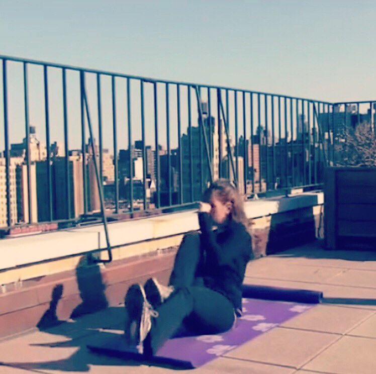 NikkiFitness's tweet photo. #NikkiFitnessApp #HardCoreAbs #fitnessvideo #moveoftheday Jogging V sit: works obliques 3 sets 20 reps!
#NikkiFitness #Slimnastics #fit https://t.co/U74UVxkDxw