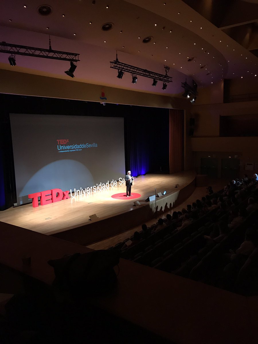 TEDxUSevilla's tweet photo. @bennassar y su enfoque de la tecnología 
#CambiaElEnfoque #TEDxuniversidaddesevilla https://t.co/viXKaWFFS2
