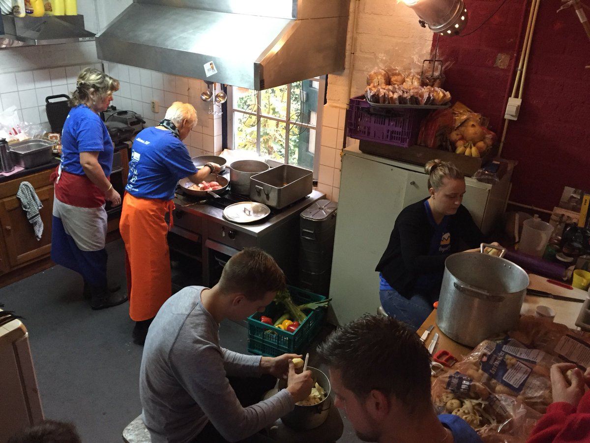 ScoutingRurik's tweet photo. Onze kookmoeders zijn alweer druk bezig voor de lunch! #jotajoti #jotacross https://t.co/W7mHRMOOYD