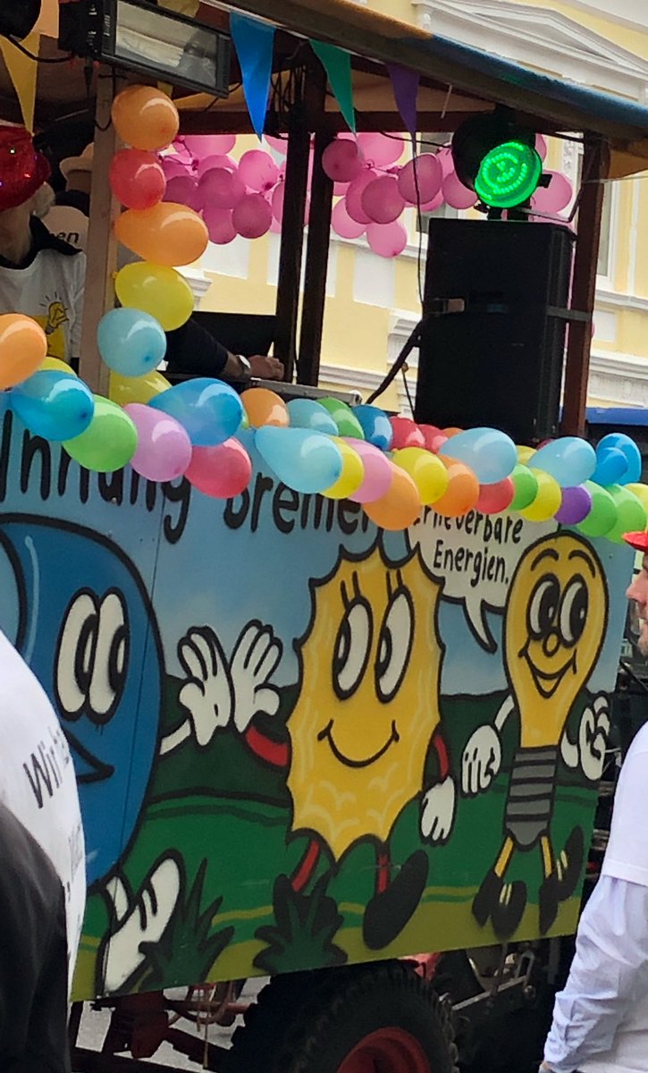 DrStevieWer's tweet photo. Die Herren @NichtJFB @fuhlsbuettel123 und @flumroc_slschtz sind auch mit einem eigenem Wagen auf dem Freimarktsumzug vertreten. 😎 https://t.co/yw4tjbBS3E