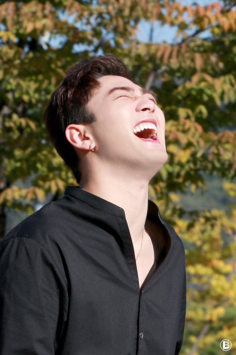 baekho_line's tweet photo. 요즘 기분이 정말 좋은데 이따 밤 11시에 슬퍼질 거 같아서 미리미리 많이💛 https://t.co/KxjFE7YoY5