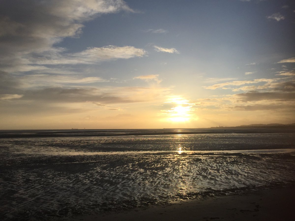 liseinthecity's tweet photo. Sunrise over Sandymount #nofilter #nobrian https://t.co/Gi2HO8Taip