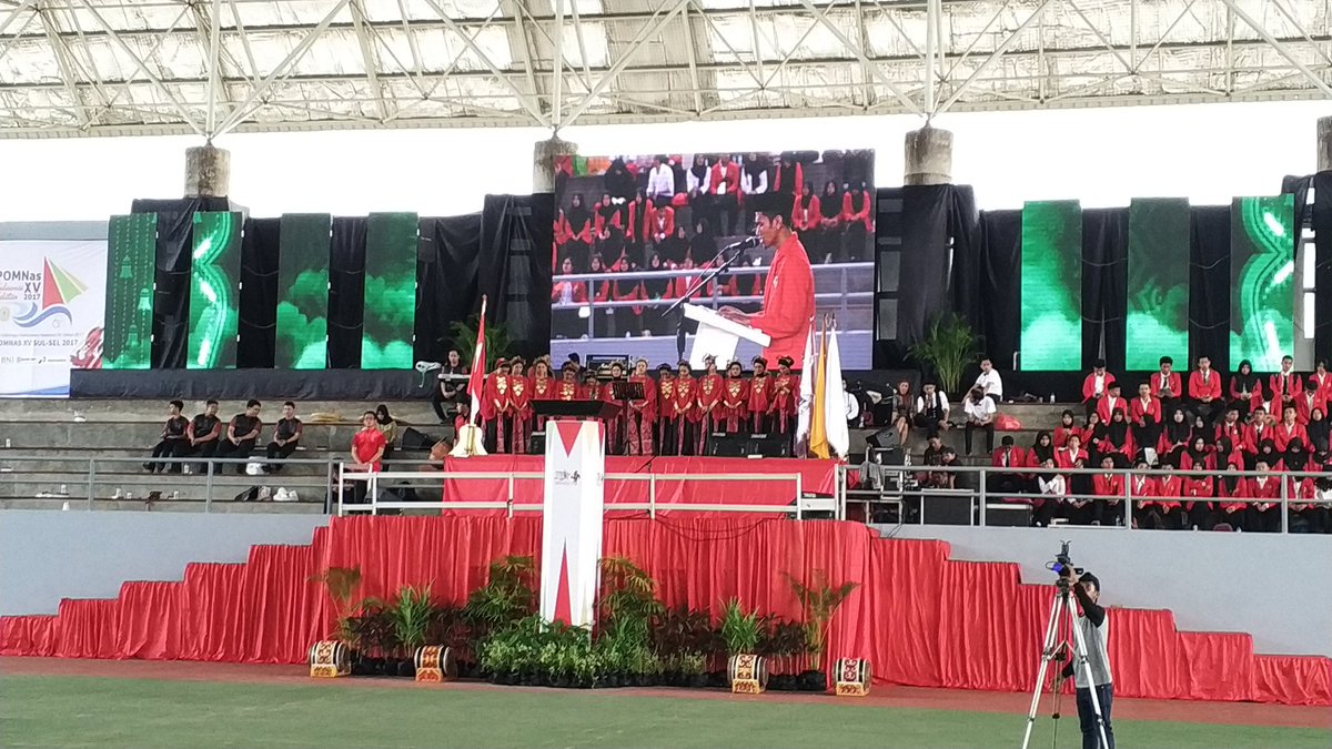 brin_indonesia's tweet photo. Saat ini sedang berlangsung, Penutupan POMNas XV Sulawesi Selatan XV 2017 di GOR @hasanuddin_univ, Makassar (21/10). #POMNas2017 https://t.co/jhdH4dB7IS