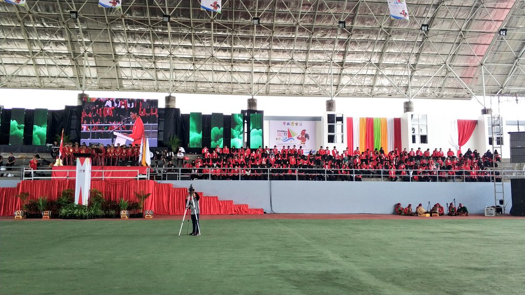 brin_indonesia's tweet photo. Saat ini sedang berlangsung, Penutupan POMNas XV Sulawesi Selatan XV 2017 di GOR @hasanuddin_univ, Makassar (21/10). #POMNas2017 https://t.co/jhdH4dB7IS