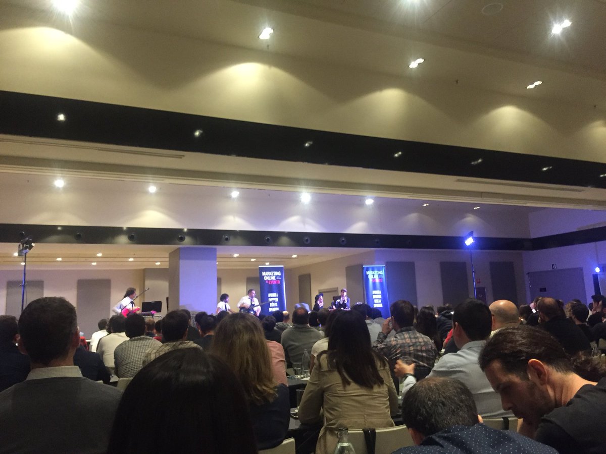 estumarca's tweet photo. Asistir a eventos hacer #networking y desvirtualizarse es clave para el emprendedor. Hoy en #emo2017 predicando con el ejemplo @joanboluda https://t.co/fhoT8F4Xjf