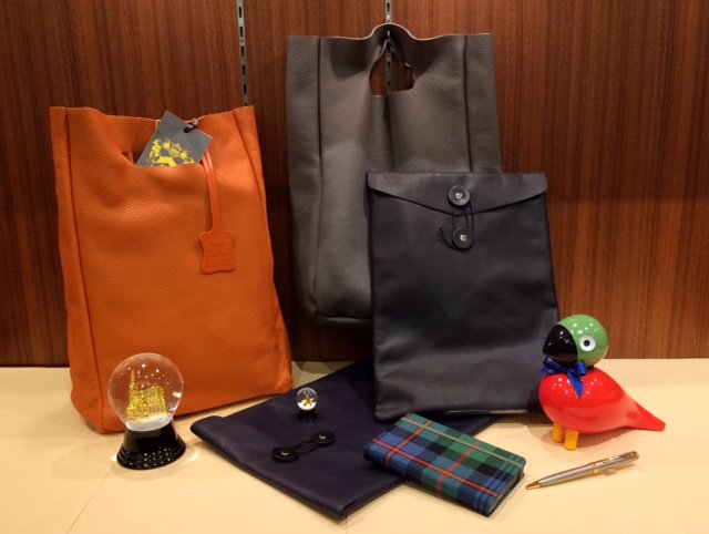 smith_hkta's tweet photo. 英国を代表する鞄ブランドTUSTINGのやわらかい革を使用したバッグ「Kimpton」と封筒のようなデザインが目を惹く軽量かつスタイリッシュなクラッチバッグ「Wimpole」が入荷しております。ぜひ店頭でご覧ください。#Smith博多 #TUSTING #レザー #バッグ https://t.co/11QTNp53MT