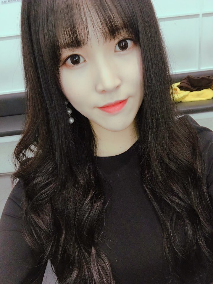 GFRDofficial's tweet photo. #여자친구 #GFRIEND #유주 우리 버디들😚 유주 목소리 아까 들었지만 또 듣고 싶다구요? 유주도 또 들려주고 싶어🎵 잠시 후 6시 5분! #KBS2 #불후의명곡 에서 꼭 만날 거라고 대답할 수 있나요? 버디의 답을 듣기 위해 기다릴게요💕 https://t.co/AmtvrIenOP