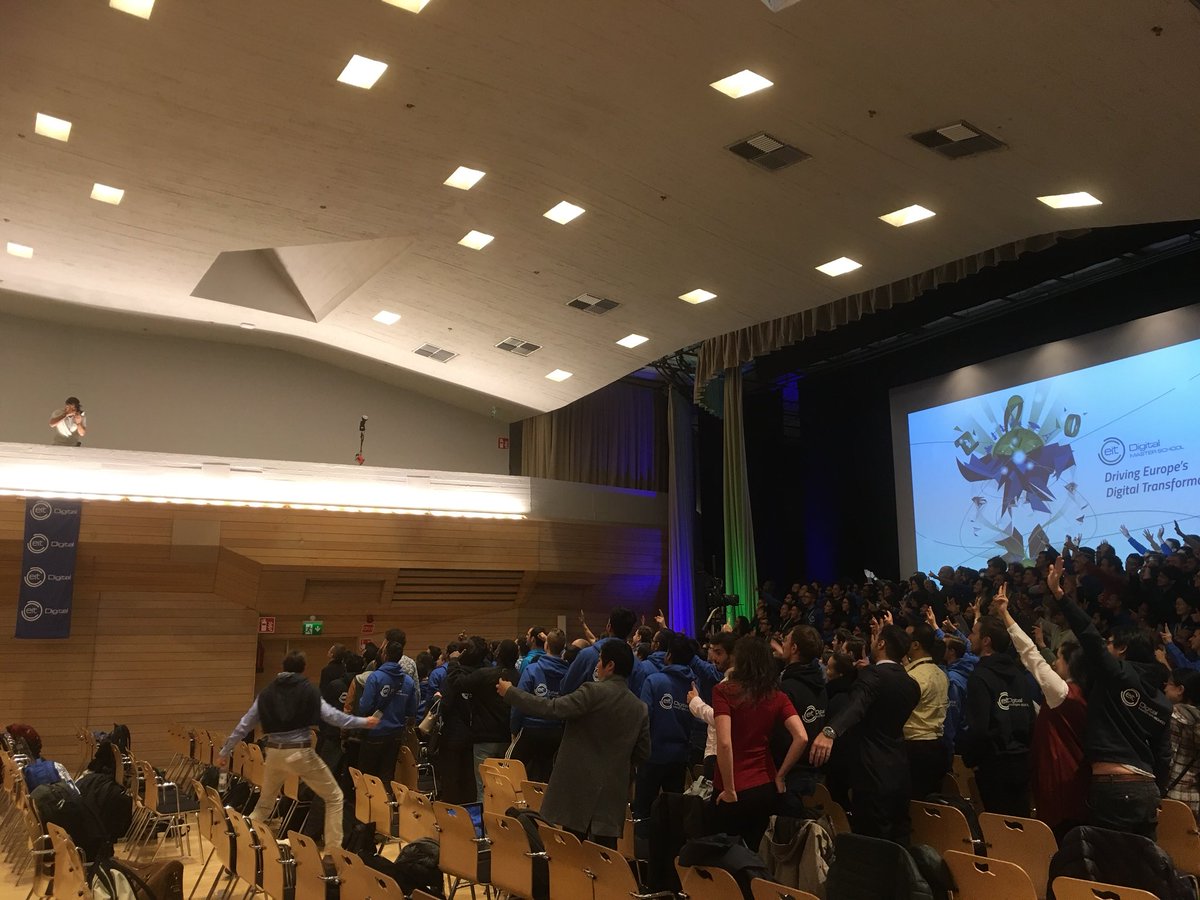 karinoostt's tweet photo. George Atanassov makes group picture of class 2017 EIT Digital Master School #KickOff17 https://t.co/uKXF1wGopM