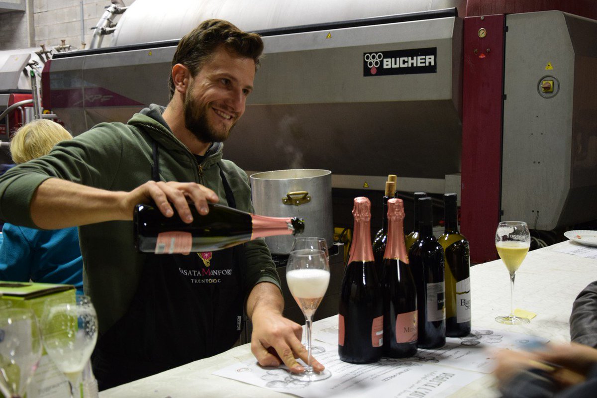 VinoDolomiti's tweet photo. A "Degusta l'autunno" da @monfort_cantine per vivere l'atmosfera dell'antica tradizione della regalìa! #divinottobre https://t.co/2gARrPvcJB
