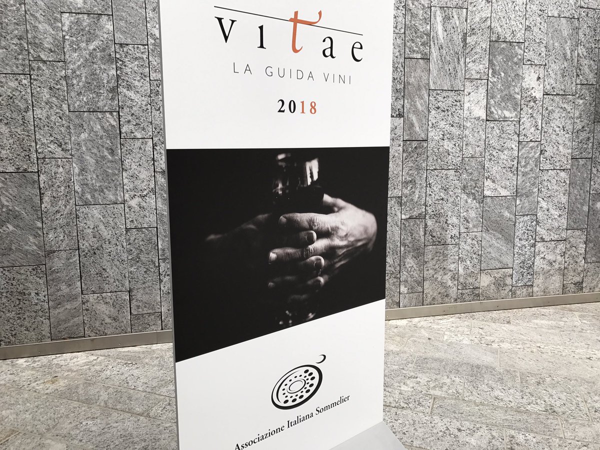 A #Milano presentazione guida #VitaeAis <a href="/AISMilano/">AIS Milano</a> <a href="/AisLombardia/">AIS Lombardia</a> <a href="/ais_italy/">AIS Italy</a> tutto pronto per grandi vini <a href="/ItaliaaTavola/">Italia a Tavola</a> <a href="/albertolupini/">Alberto Lupini</a>