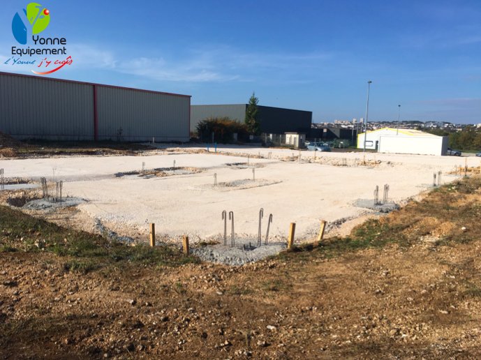 SUIVI DU CHANTIER ALPE - YONNE EQUIPEMENT :
Après 10 jours de travaux : plateforme et coulage des fondations terminées sur le chantier ALPE.