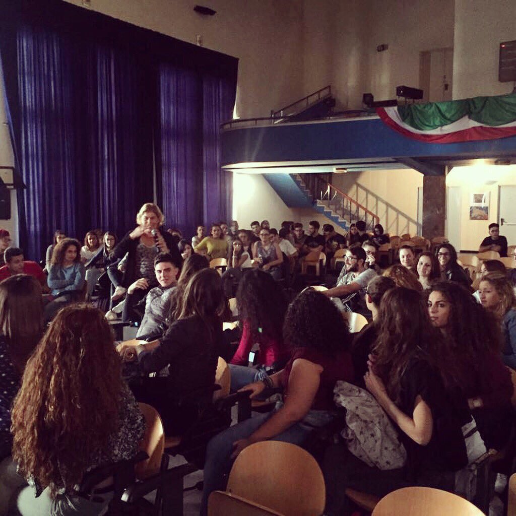 LaPoSS_Unict's tweet photo. Di cosa si occupa la sociologia?
Questa volta ad ascoltare sono gli studenti del Liceo “Mario Cutelli" di #Catania #WeekSoc2017 #unict https://t.co/ipdoPnila7