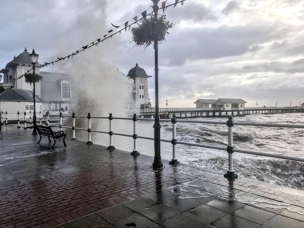 itsoncardiff's tweet photo. Big waves already at Penarth Pier as #StormBrian arrives 
#Itsoncardiff https://t.co/QyAGyqKwVU