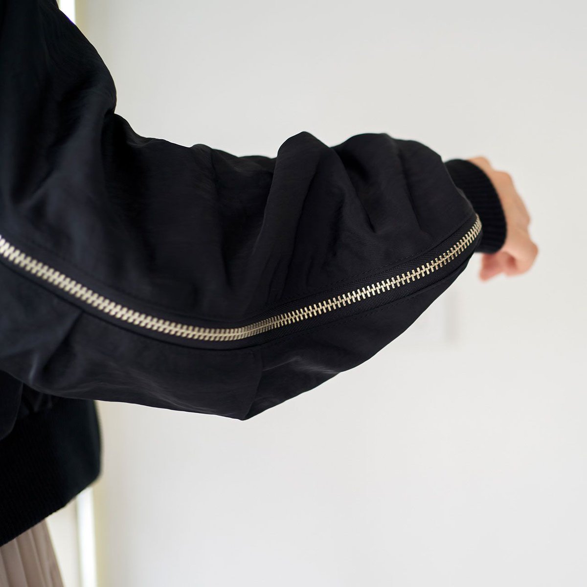 Isn T She 羽織るだけで簡単にカジュアルコーデが 袖から背中まで ジッパーが付いているのもお洒落ポイント 10月日発売の新作 サイドジッパーma 1ジャケット 全2色 90 T Co Ijtpn3tcyf Isntshe イズシー Ma1 T