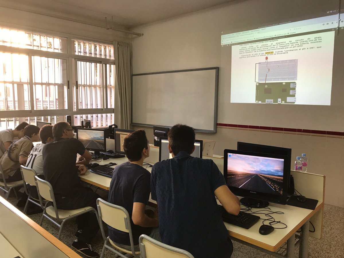 csraspberryjam's tweet photo. Padres y niños disfrutando con @_jolosan, @albgonper y @AHM3TON28 en el taller "Aprende a programar con @Raspberry_Pi" en  #csraspberryjam. https://t.co/yYtuU5ezdA