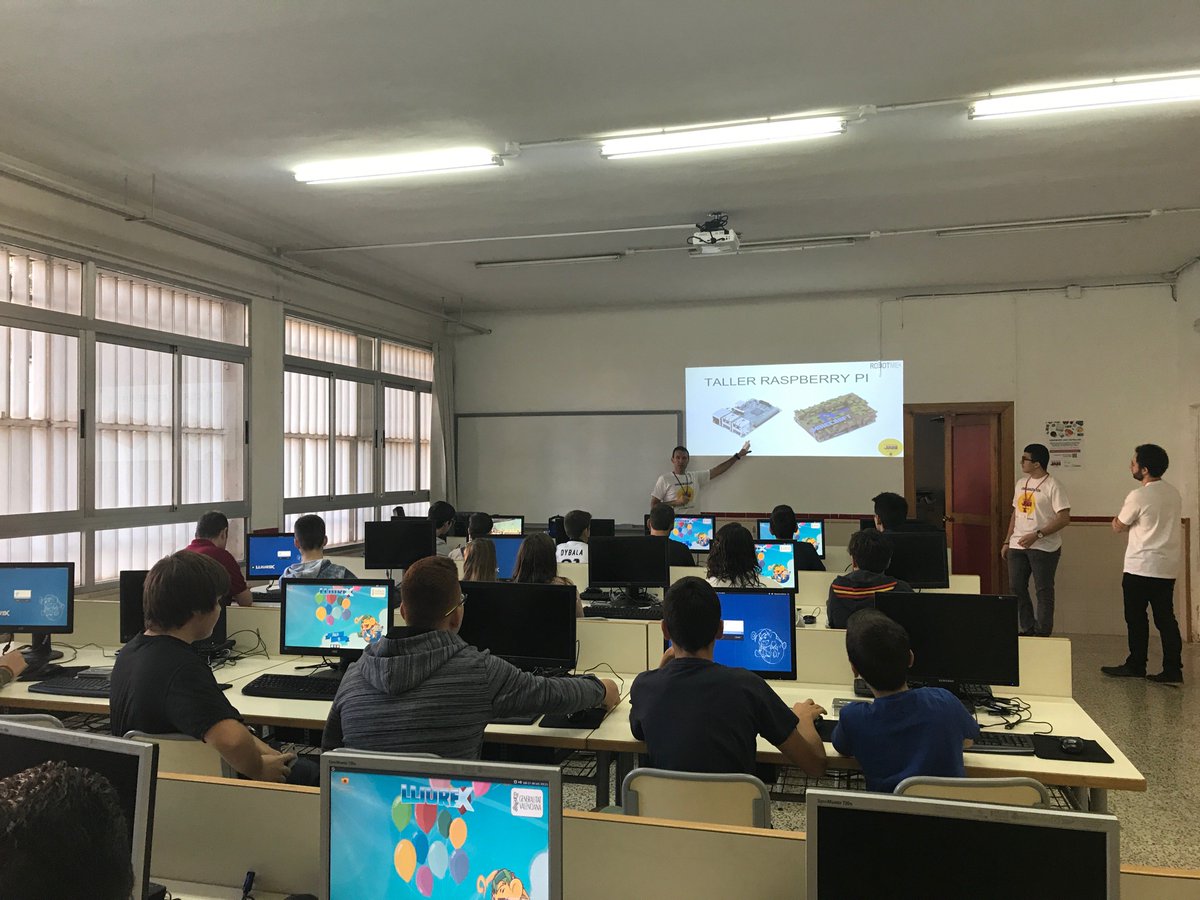 csraspberryjam's tweet photo. Padres y niños disfrutando con @_jolosan, @albgonper y @AHM3TON28 en el taller "Aprende a programar con @Raspberry_Pi" en  #csraspberryjam. https://t.co/yYtuU5ezdA