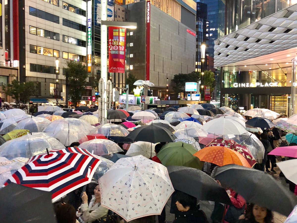 ecoyuri's tweet photo. 昨年の都知事選挙でも盛り上がった銀座4丁目交差点。東京2区・はとやま太郎さんも飛び入り参加し、お訴えをさせていただきました。国民ひとりひとりに、日本に、そして未来に希望を創るため、全力を尽くします！日本に希望を！
@kibounotou 
#希望の党
#衆議院選��
#はとやま太郎 https://t.co/lXSN7j4P3u