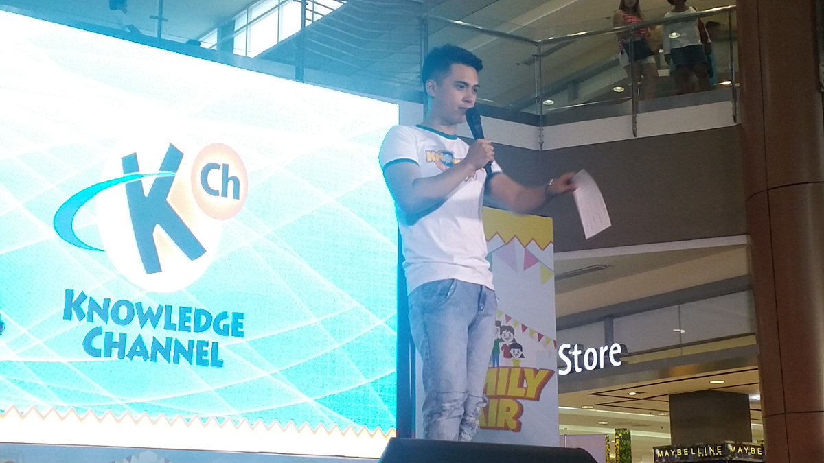 ABSCBNpr's tweet photo. Nagbahagi ng mga "Knowledge on the Go" si @marlo_mortel para sa mga #AyosKaKid sa Family Fair para mas maging super ang mind ng bawat kid. https://t.co/mdcB0uhkZc
