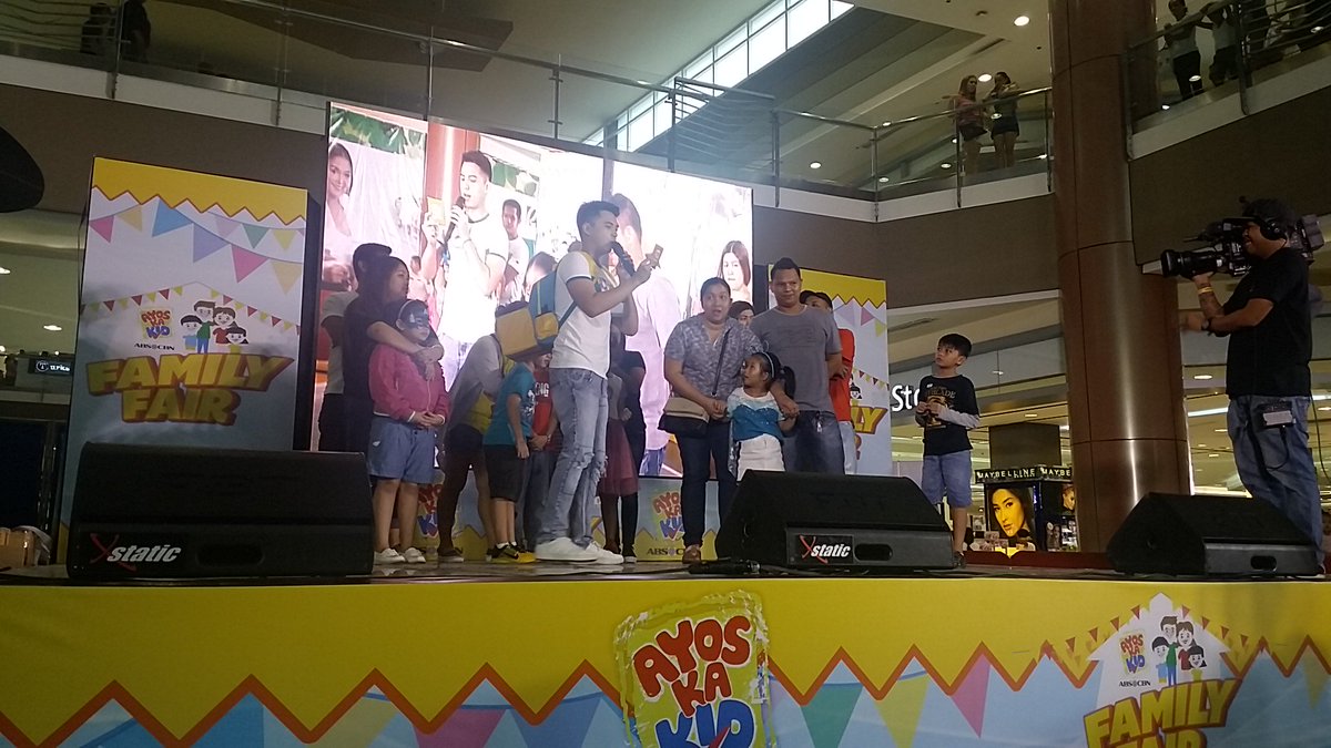 ABSCBNpr's tweet photo. Nagbahagi ng mga "Knowledge on the Go" si @marlo_mortel para sa mga #AyosKaKid sa Family Fair para mas maging super ang mind ng bawat kid. https://t.co/mdcB0uhkZc