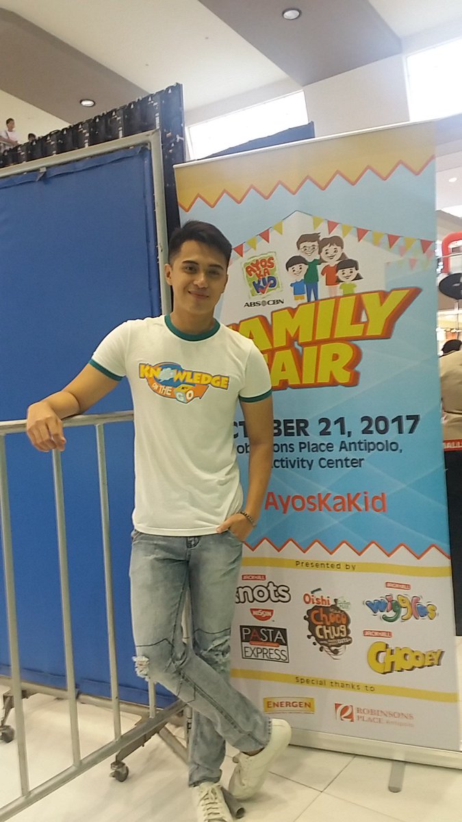 ABSCBNpr's tweet photo. Nagbahagi ng mga "Knowledge on the Go" si @marlo_mortel para sa mga #AyosKaKid sa Family Fair para mas maging super ang mind ng bawat kid. https://t.co/mdcB0uhkZc