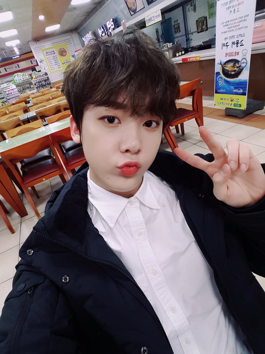 offclASTRO's tweet photo. 아로하!!!밥먹을시간이에요!!어서빨리 밥먹기!!!저희도 밥 빨리먹고갈거니까!!조금만~~기다려어어엉😗😗
#조금만 #기다려 #로하💜💜 https://t.co/oyrzFeCPYJ
