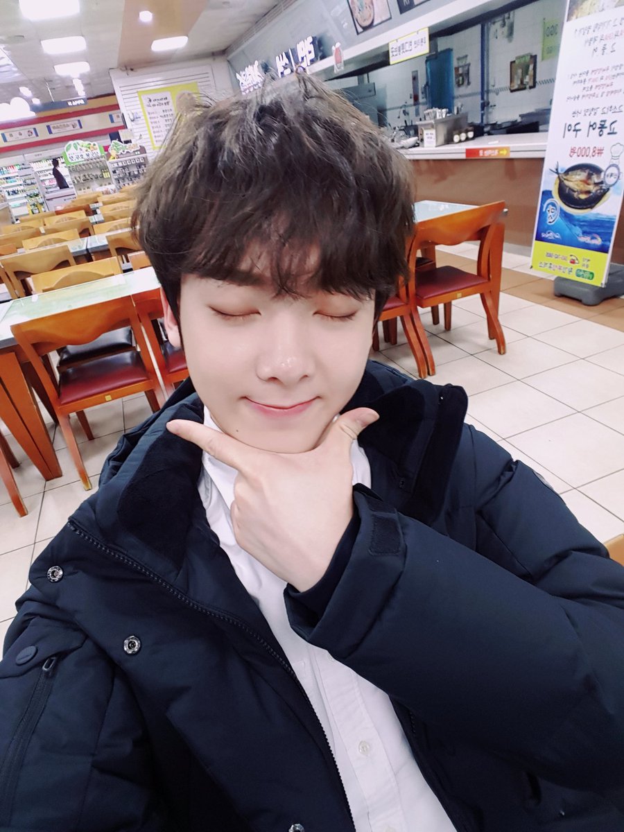 offclASTRO's tweet photo. 아로하!!!밥먹을시간이에요!!어서빨리 밥먹기!!!저희도 밥 빨리먹고갈거니까!!조금만~~기다려어어엉😗😗
#조금만 #기다려 #로하💜💜 https://t.co/oyrzFeCPYJ