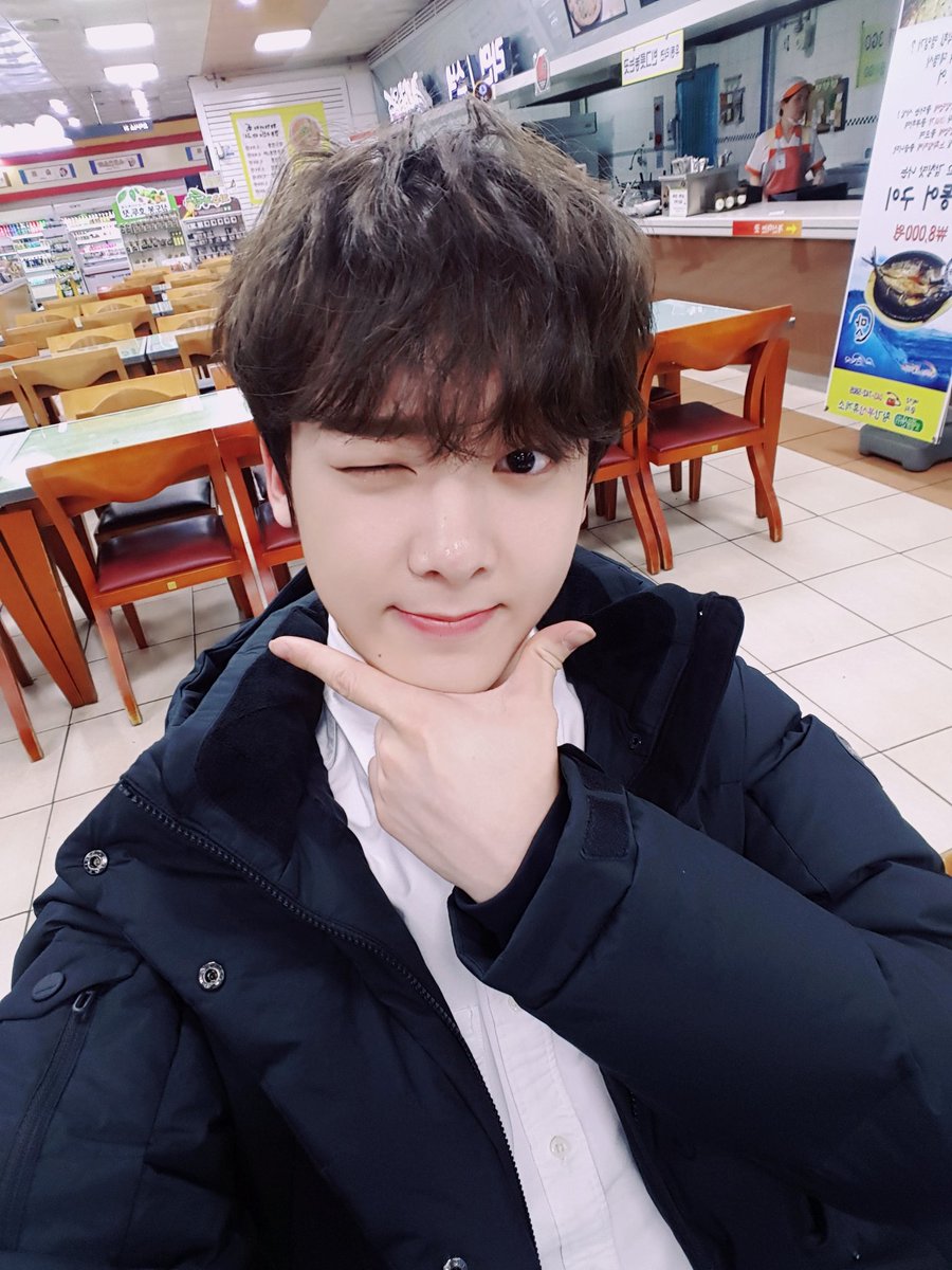 offclASTRO's tweet photo. 아로하!!!밥먹을시간이에요!!어서빨리 밥먹기!!!저희도 밥 빨리먹고갈거니까!!조금만~~기다려어어엉😗😗
#조금만 #기다려 #로하💜💜 https://t.co/oyrzFeCPYJ
