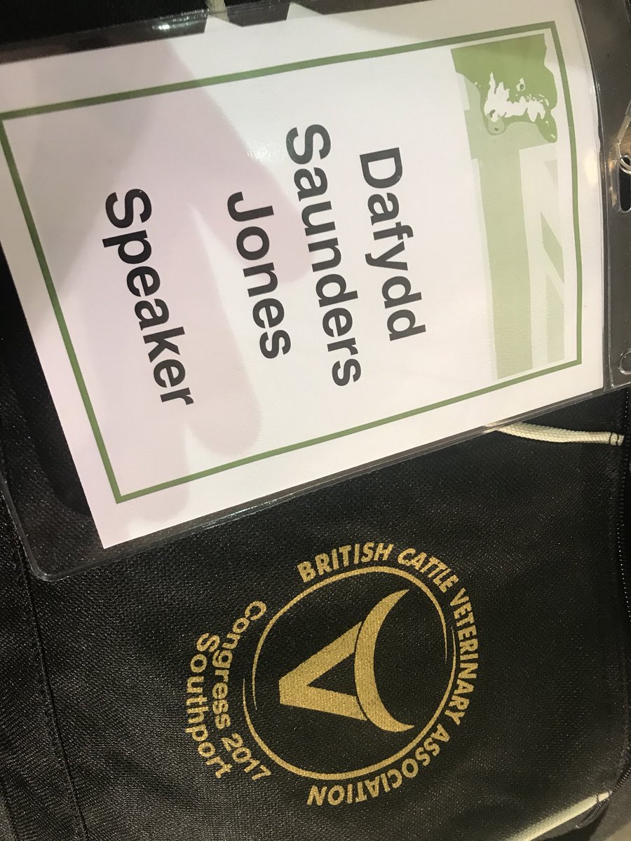 dafgsj's tweet photo. Siarad am TB gyda milfeddygon gwartheg prydain. @NuffieldCymru @wgcs_enviro @CVOCymru https://t.co/nJ70qzXIz0