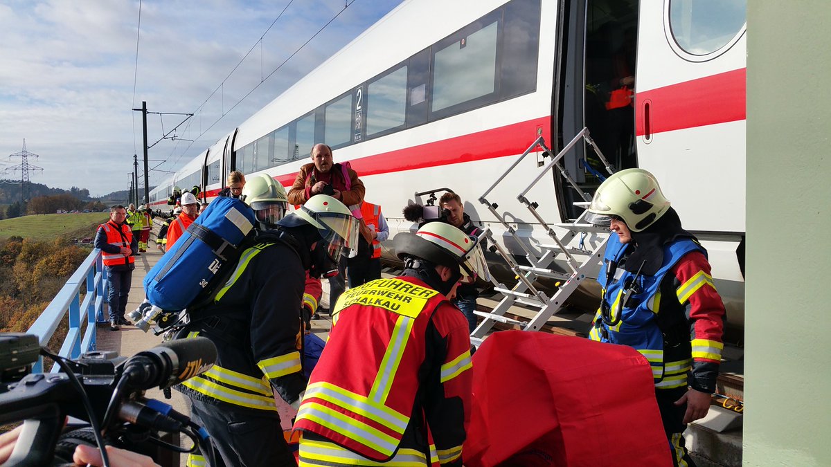 Großübung auf der Froschgrundbrücke bei Coburg: 500 Einsatzkräfte üben den Ernstfall auf der neuen ICE-Strecke nach Berlin.