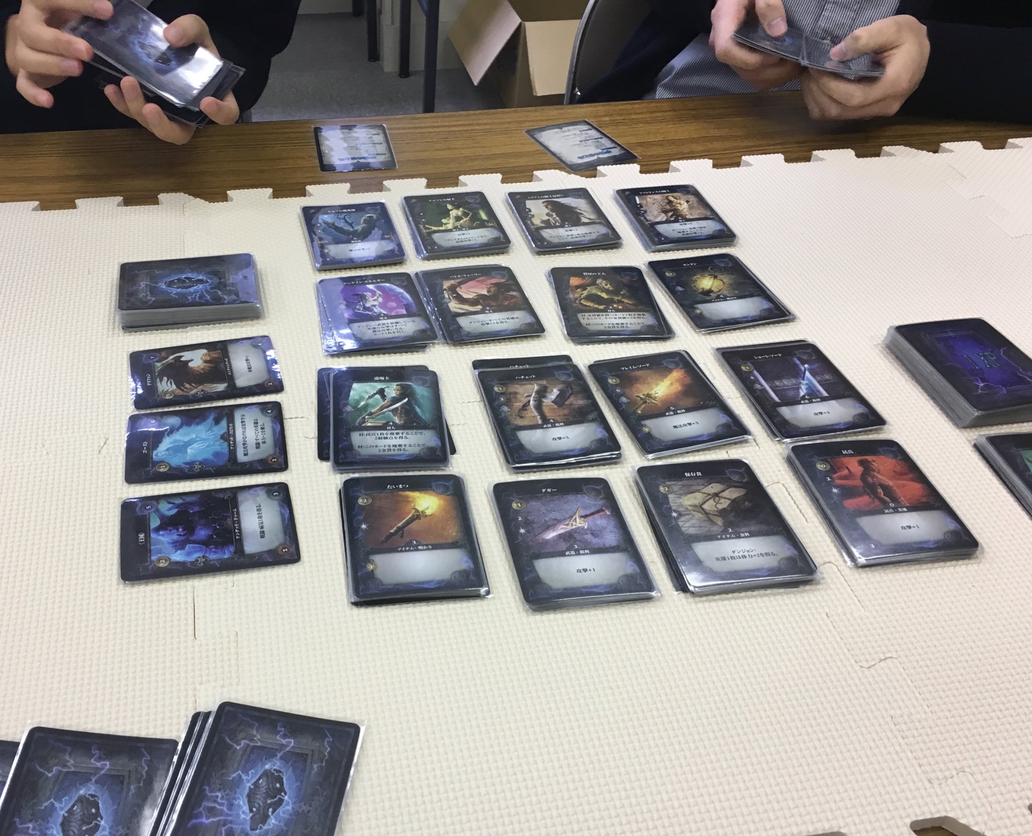 黒沢成人 小矢部ボードゲームくらぶ サンダーストーン ドミニオン ミーツ ファンタジーアドベンチャー 村でデッキを強くするか ダンジョンで魔物を狩るか 冒険者をレベルアップするのが楽しい笑 T Co Wagz7axcmj Twitter