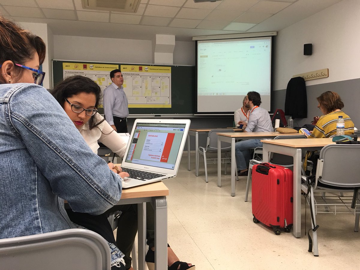 TeamSocialdoor's tweet photo. Comenzamos con las exposiciones de los #proyectos #HackathonTurismo @unisevilla @ftfsevilla #TurismoSostenible #businessideas #innovation https://t.co/yn9a0QuXhs