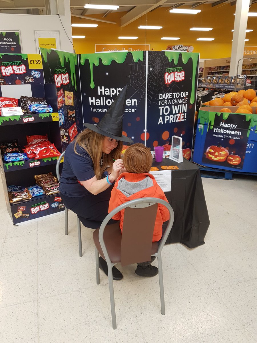 Face painting by the lovely shelly <a href="/discodiva1/">shelly falangie</a> instore today @TescoParkRoad  happy halloween 🎃