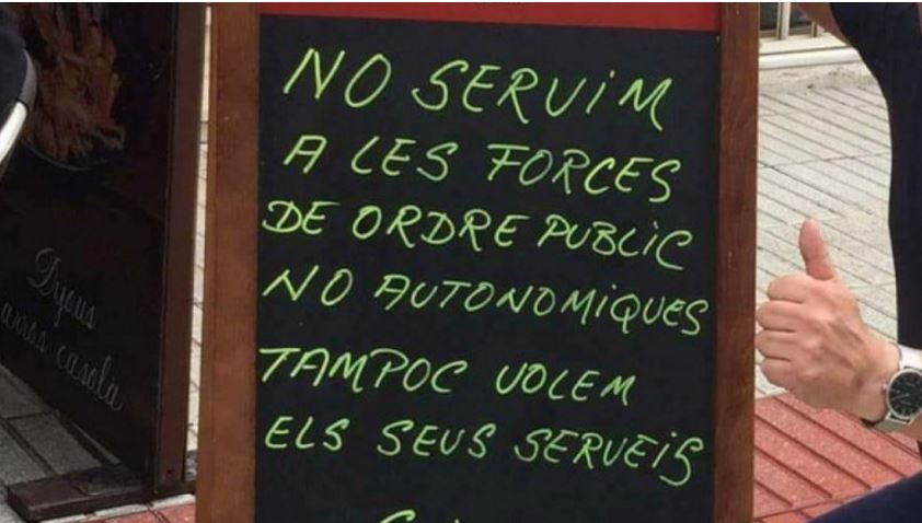 3CatInfo's tweet photo. Citat a declarar el propietari del bar de Calella que es negava a servir la policia espanyola
https://t.co/f4q99L0uB6 https://t.co/Zl8Q7mUlMu
