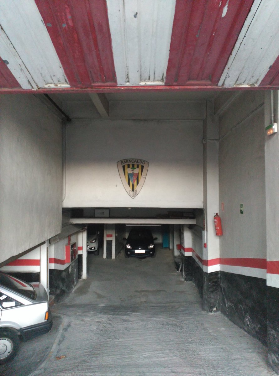 Nada más entrar a este garaje te encuentras un escudo del <a href="/barakaoficial/">Baraka Games</a> bien grande pintado en la pared. Pasión.

(Foto: <a href="/edu_dotakon01/">Edu Martín</a>)